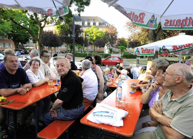 Der Aufwand fr das Fest am Tennenbach...t gab es Bierbnke und Sonnenschirme.   | Foto: Rita Eggstein