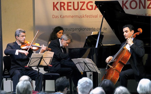Eckard Fischer (Geige), Michael Hauber... im Kreuzgang des Kappuzinerklosters.   | Foto: peter heck