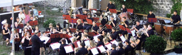 Vor dem  Burkheimer Schloss prsentier...stuhl-Tuniberg ein gelungenes Konzert.  | Foto: ines sSSle