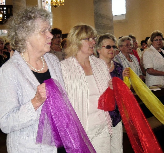 Mit farbigen Tchern symbolisierten die Frauen ihren Glauben.  | Foto: Adelbert Mutz