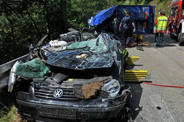 Lastwagen begrbt Polizeiauto unter sich