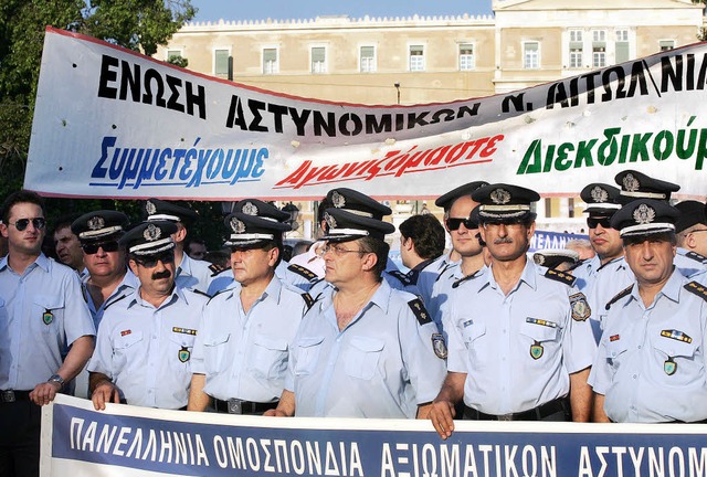 In Griechenland streiken jetzt selbst die Polizisten gegen Einkommenseinbuen.  | Foto: dpa