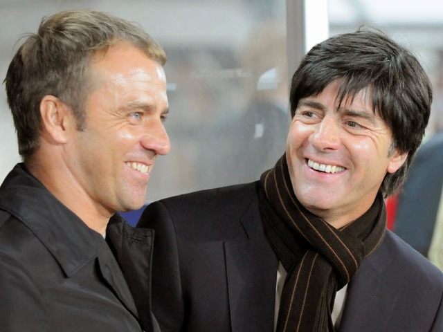 So sieht das Trainer-Duo der deutschen...iterhin aus: Hansi Flick und Jogi Lw.  | Foto: dpa