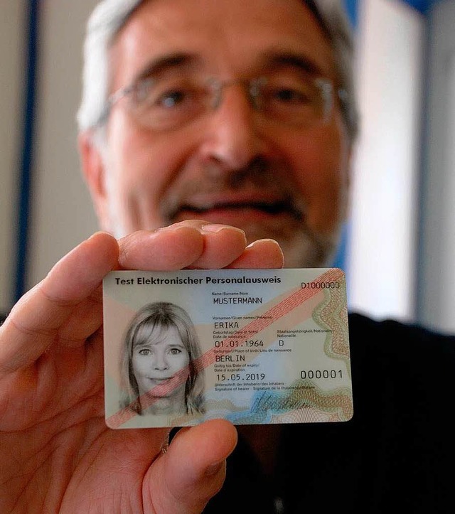 Bernhard Schneider mit dem neuen Personalausweis.   | Foto: Siefke