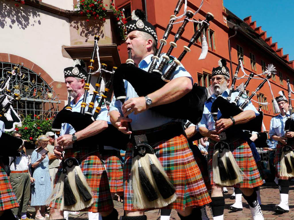 Rund 300 Musiker begeistern mehr als 25.000 Menschen in Freiburg bei einem Abstecher von Basel Tattoo.