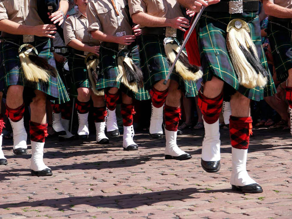 Rund 300 Musiker begeistern mehr als 25.000 Menschen in Freiburg bei einem Abstecher von Basel Tattoo.