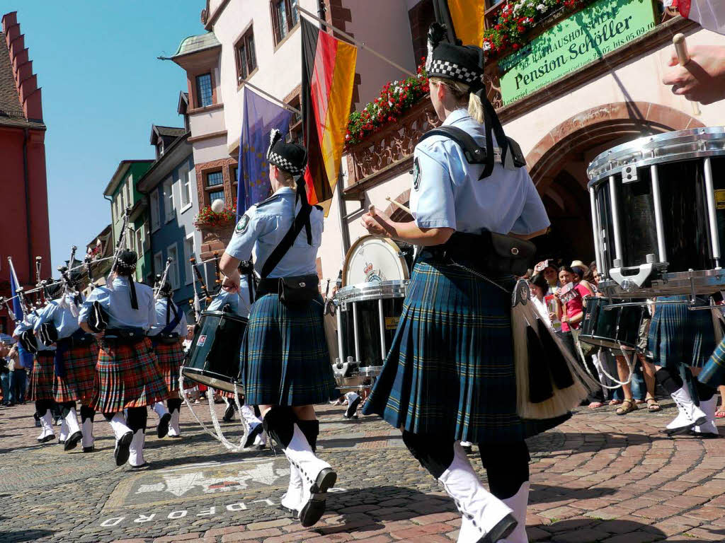 Rund 300 Musiker begeistern mehr als 25.000 Menschen in Freiburg bei einem Abstecher von Basel Tattoo.