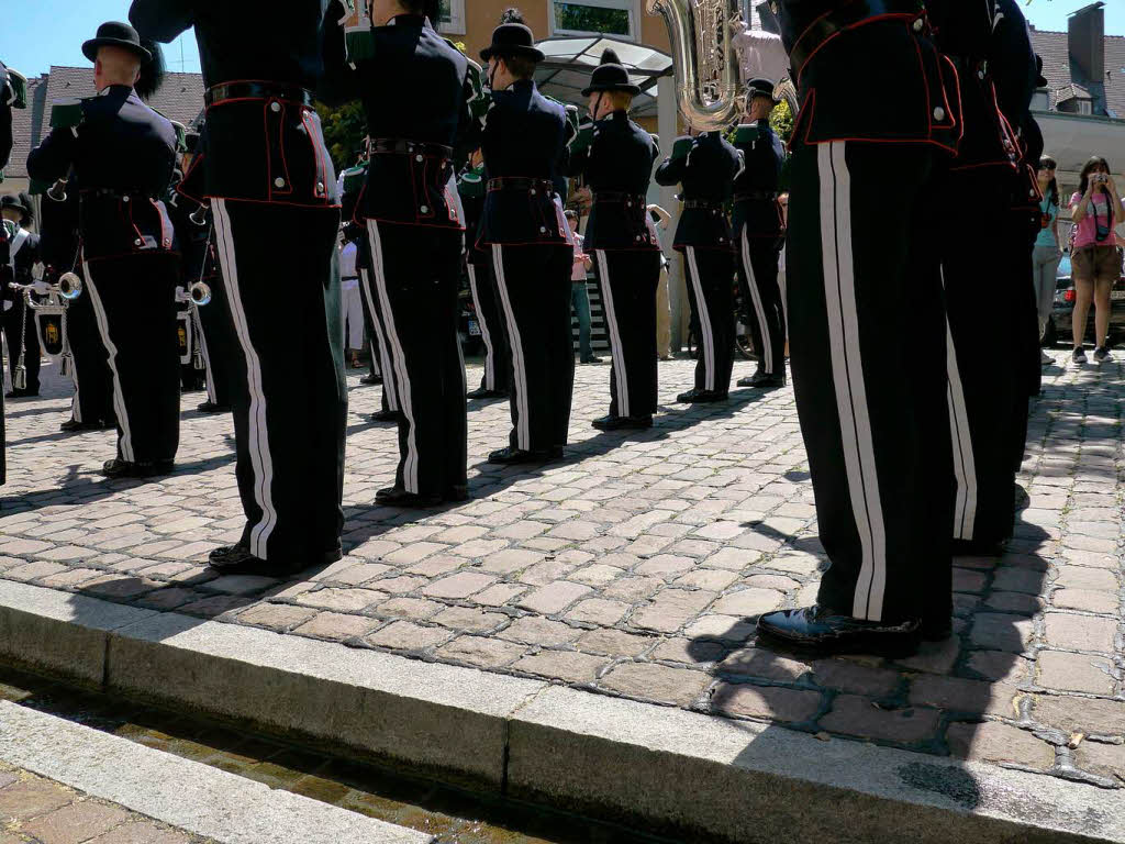 Rund 300 Musiker begeistern mehr als 25.000 Menschen in Freiburg bei einem Abstecher von Basel Tattoo.