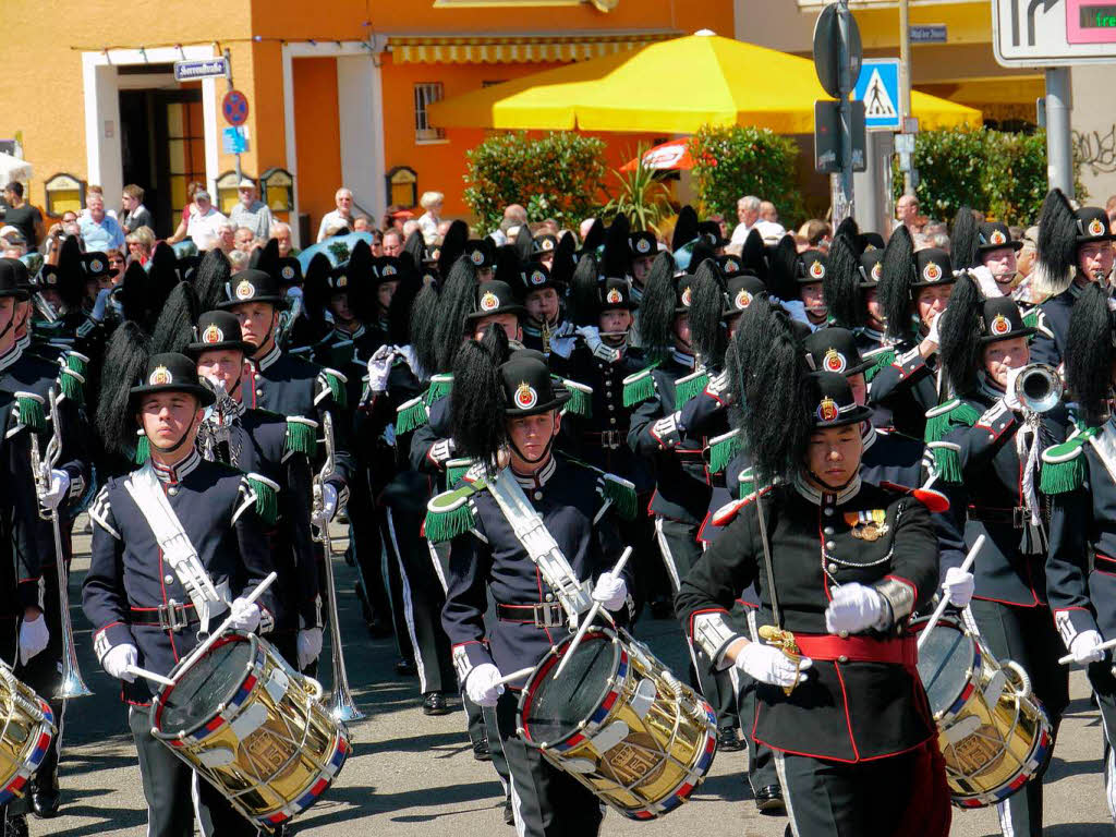 Rund 300 Musiker begeistern mehr als 25.000 Menschen in Freiburg bei einem Abstecher von Basel Tattoo.