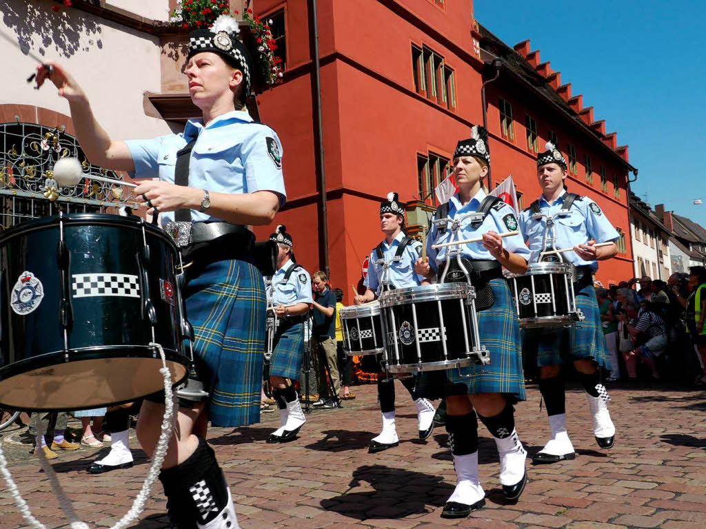 Rund 300 Musiker begeistern mehr als 25.000 Menschen in Freiburg bei einem Abstecher von Basel Tattoo.