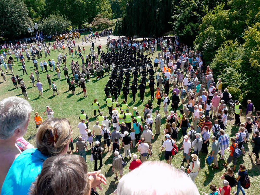 Rund 300 Musiker begeistern mehr als 25.000 Menschen in Freiburg bei einem Abstecher von Basel Tattoo.