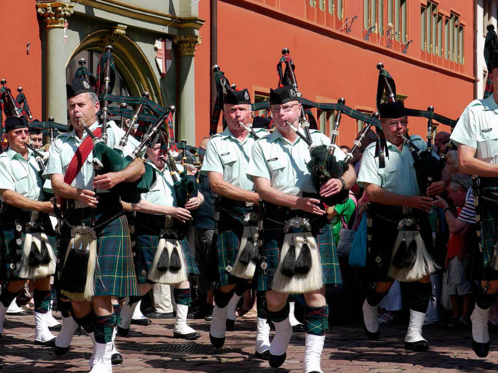 Rund 300 Musiker begeistern mehr als 25.000 Menschen in Freiburg bei einem Abstecher von Basel Tattoo.