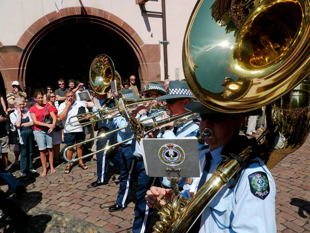 Rund 300 Musiker begeistern mehr als 25.000 Menschen in Freiburg bei einem Abstecher von Basel Tattoo.