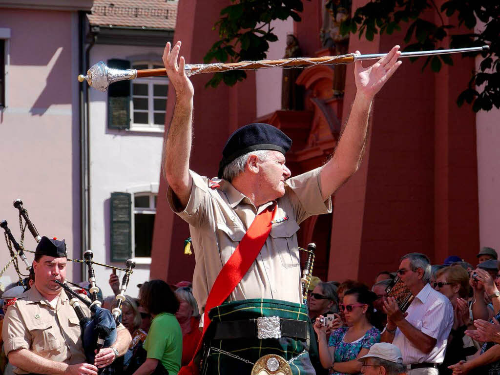 Rund 300 Musiker begeistern mehr als 25.000 Menschen in Freiburg bei einem Abstecher von Basel Tattoo.