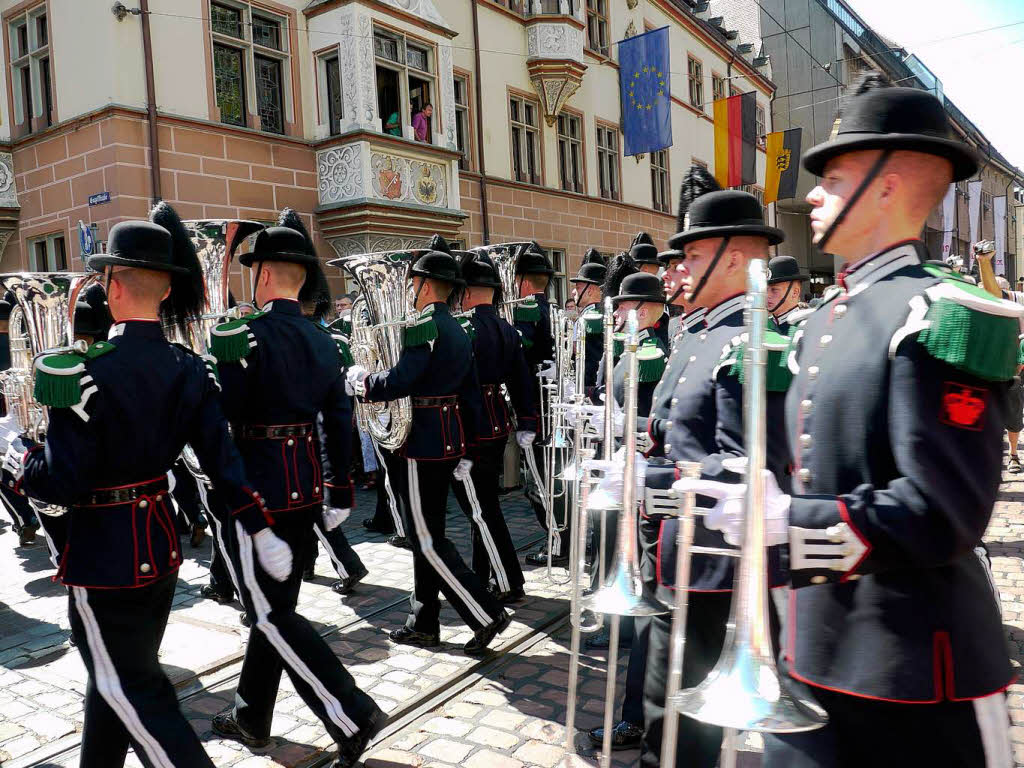 Rund 300 Musiker begeistern mehr als 25.000 Menschen in Freiburg bei einem Abstecher von Basel Tattoo.