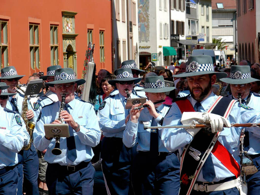 Rund 300 Musiker begeistern mehr als 25.000 Menschen in Freiburg bei einem Abstecher von Basel Tattoo.