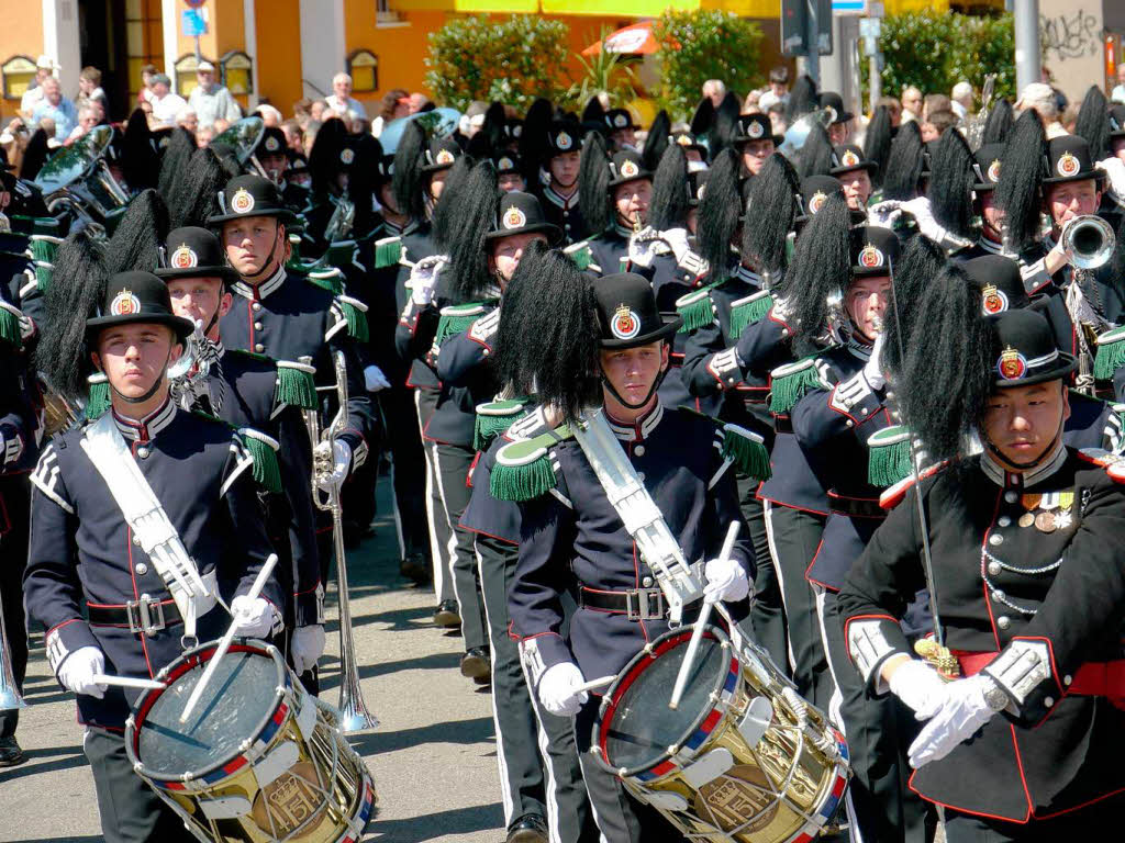 Rund 300 Musiker begeistern mehr als 25.000 Menschen in Freiburg bei einem Abstecher von Basel Tattoo.