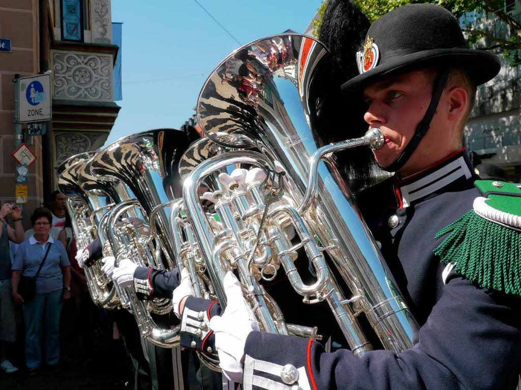 Rund 300 Musiker begeistern mehr als 25.000 Menschen in Freiburg bei einem Abstecher von Basel Tattoo.