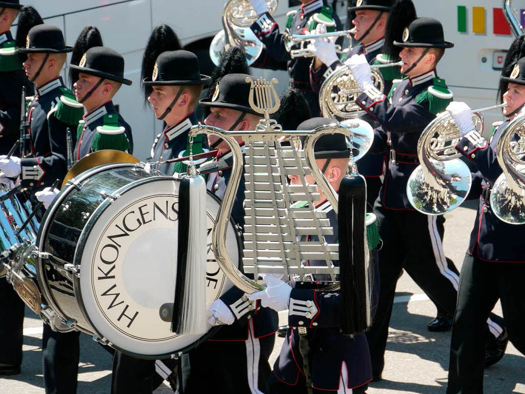 Rund 300 Musiker begeistern mehr als 25.000 Menschen in Freiburg bei einem Abstecher von Basel Tattoo.