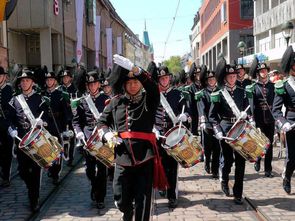 Rund 300 Musiker begeistern mehr als 25.000 Menschen in Freiburg bei einem Abstecher von Basel Tattoo.