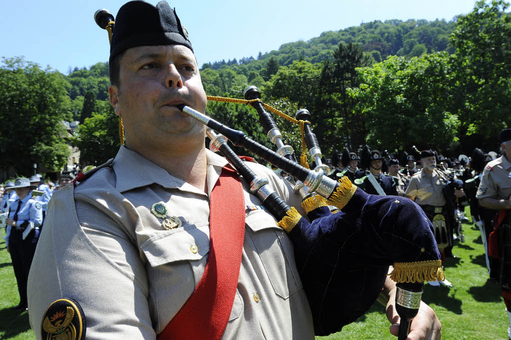 Rund 300 Musiker begeistern mehr als 25.000 Menschen in Freiburg bei einem Abstecher von Basel Tattoo.