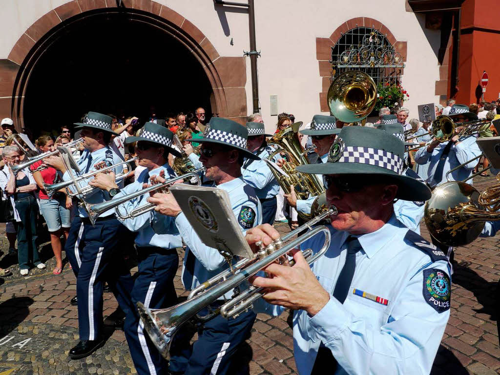 Rund 300 Musiker begeistern mehr als 25.000 Menschen in Freiburg bei einem Abstecher von Basel Tattoo.