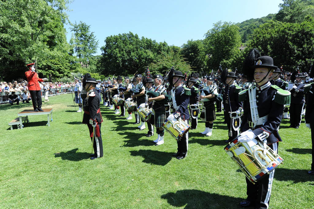 Rund 300 Musiker begeistern mehr als 25.000 Menschen in Freiburg bei einem Abstecher von Basel Tattoo.