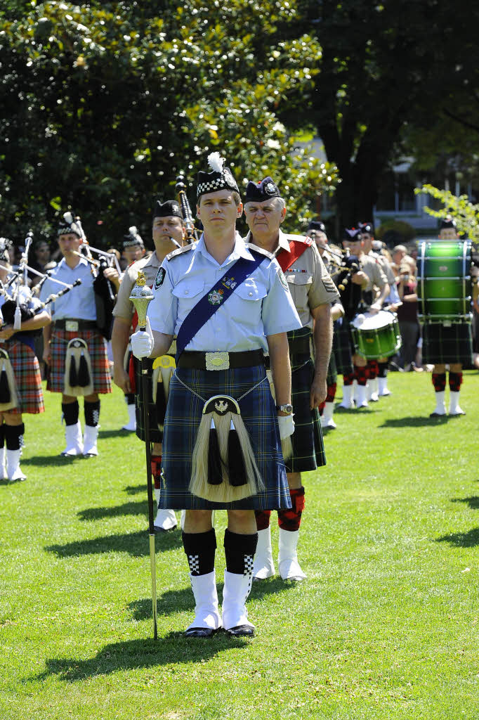 Rund 300 Musiker begeistern mehr als 25.000 Menschen in Freiburg bei einem Abstecher von Basel Tattoo.