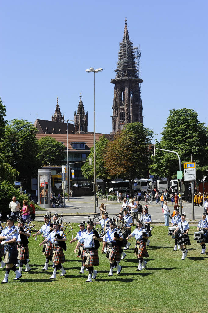 Rund 300 Musiker begeistern mehr als 25.000 Menschen in Freiburg bei einem Abstecher von Basel Tattoo.