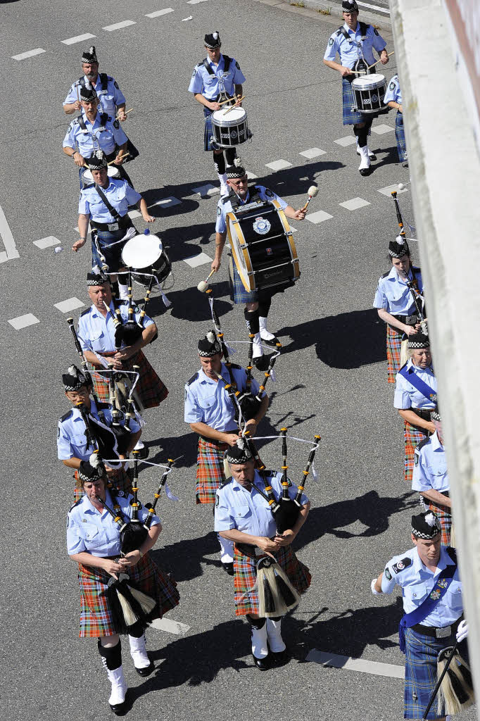 Rund 300 Musiker begeistern mehr als 25.000 Menschen in Freiburg bei einem Abstecher von Basel Tattoo.