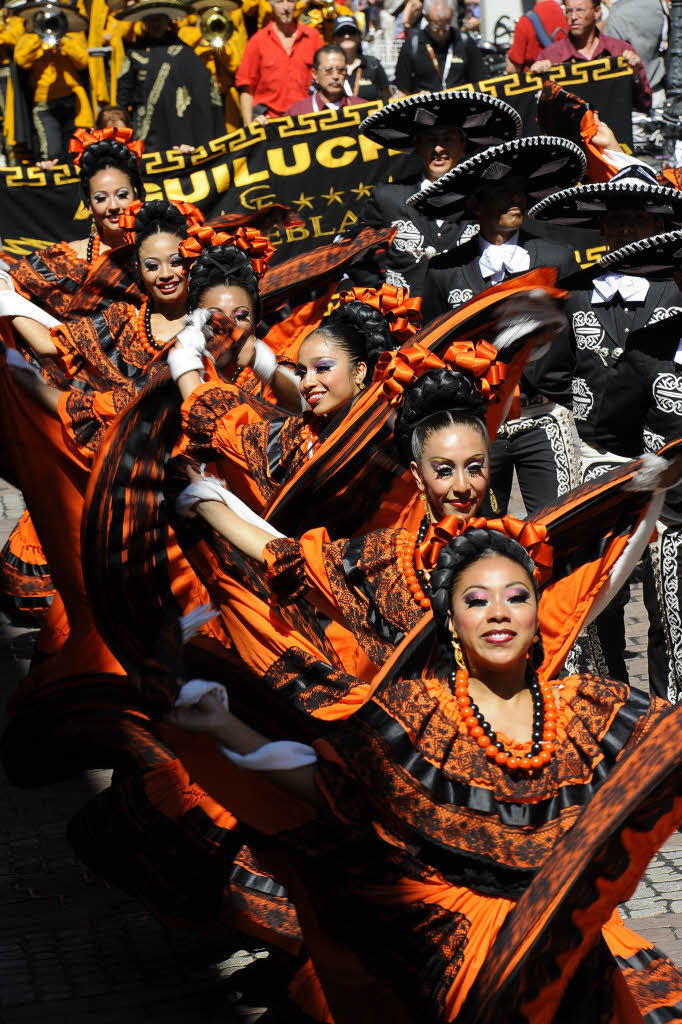 Rund 300 Musiker begeistern mehr als 25.000 Menschen in Freiburg bei einem Abstecher von Basel Tattoo.