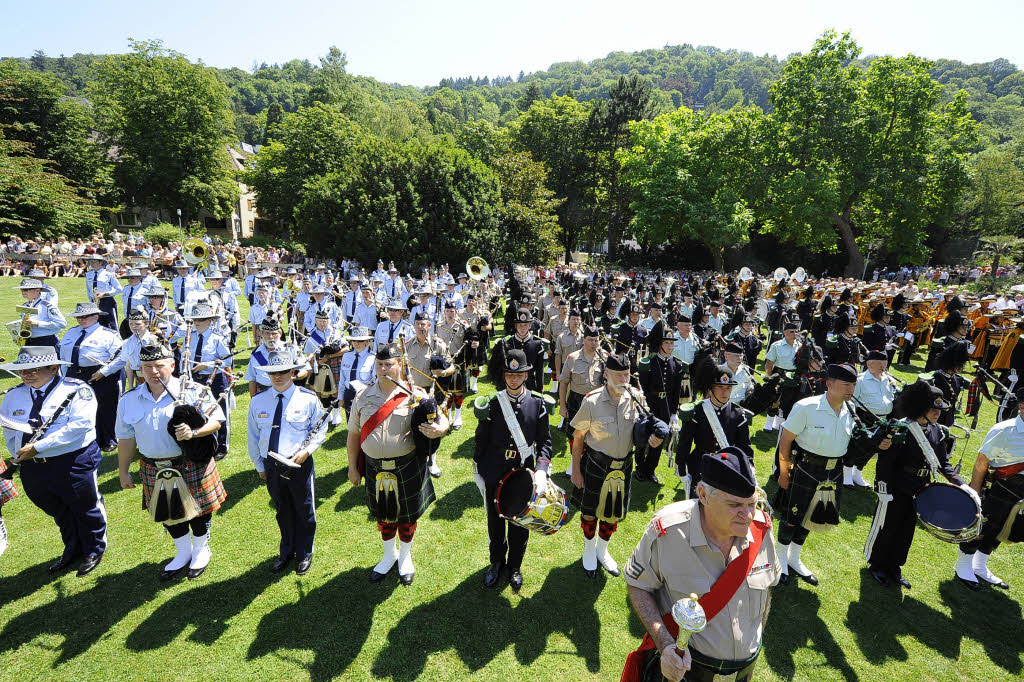 Rund 300 Musiker begeistern mehr als 25.000 Menschen in Freiburg bei einem Abstecher von Basel Tattoo.