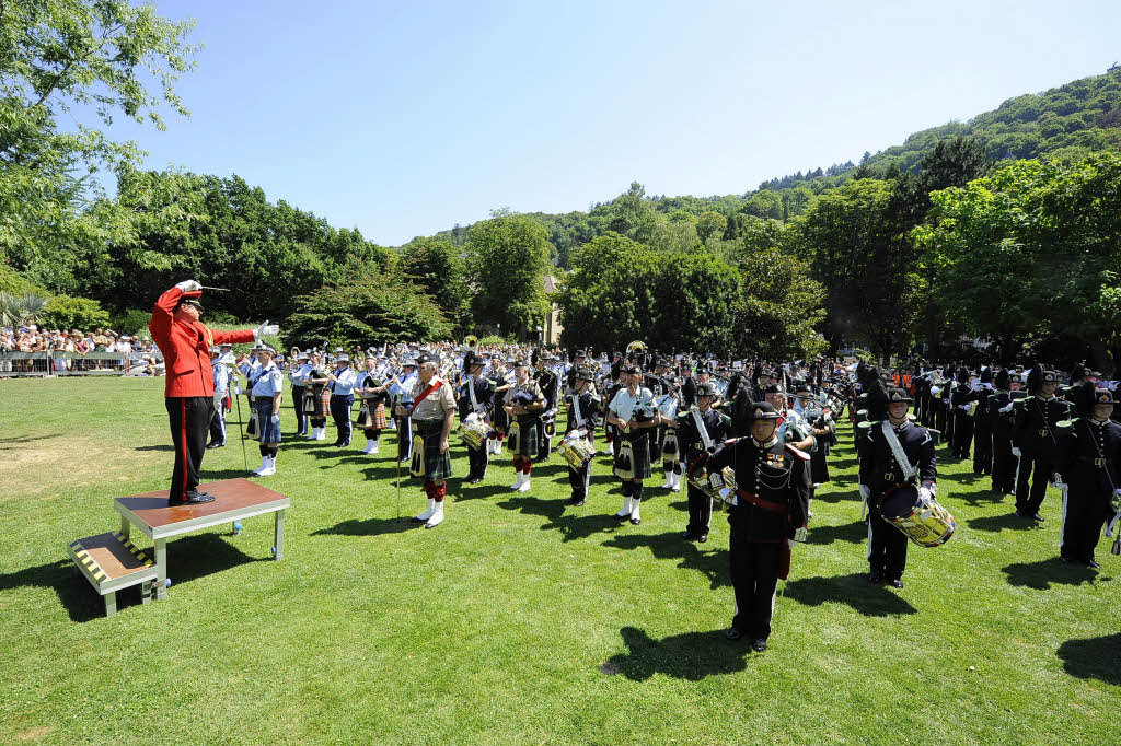 Rund 300 Musiker begeistern mehr als 25.000 Menschen in Freiburg bei einem Abstecher von Basel Tattoo.