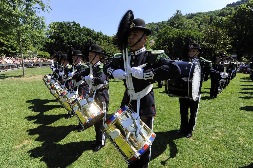 Rund 300 Musiker begeistern mehr als 25.000 Menschen in Freiburg bei einem Abstecher von Basel Tattoo.