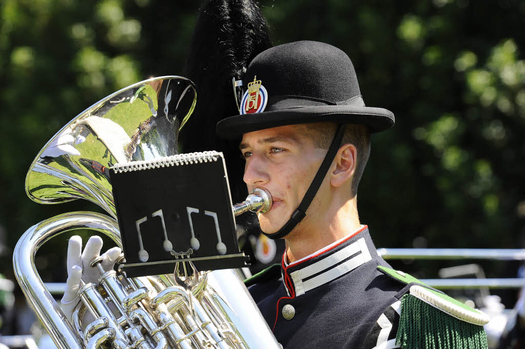 Rund 300 Musiker begeistern mehr als 25.000 Menschen in Freiburg bei einem Abstecher von Basel Tattoo.