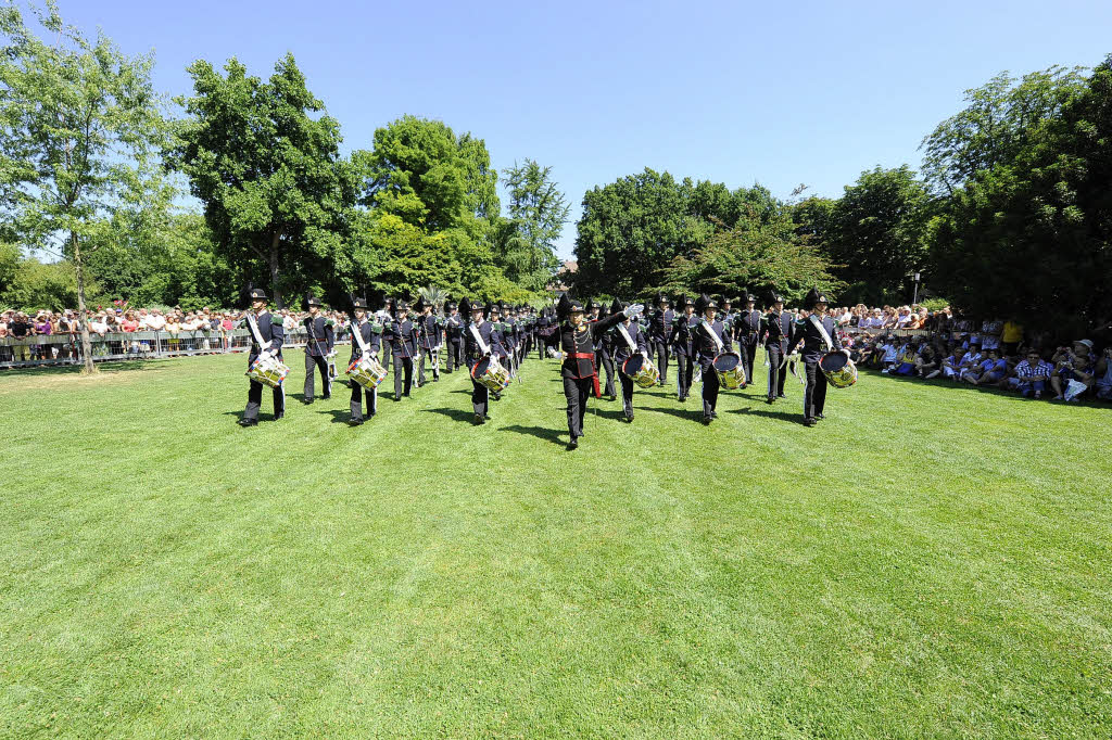 Rund 300 Musiker begeistern mehr als 25.000 Menschen in Freiburg bei einem Abstecher von Basel Tattoo.