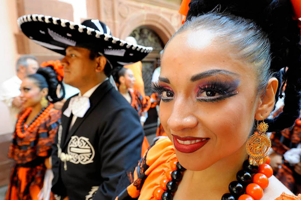 Rund 300 Musiker begeistern mehr als 25.000 Menschen in Freiburg bei einem Abstecher von Basel Tattoo.