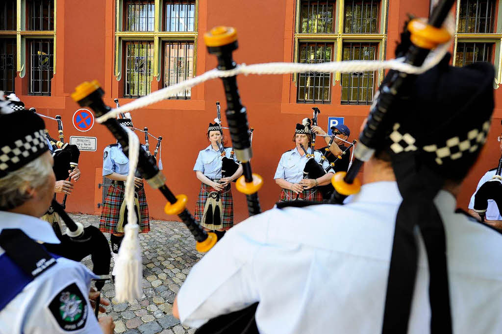 Rund 300 Musiker begeistern mehr als 25.000 Menschen in Freiburg bei einem Abstecher von Basel Tattoo.