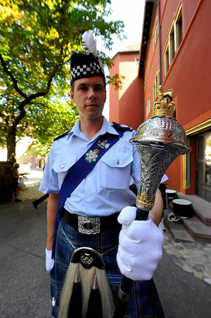 Rund 300 Musiker begeistern mehr als 25.000 Menschen in Freiburg bei einem Abstecher von Basel Tattoo.