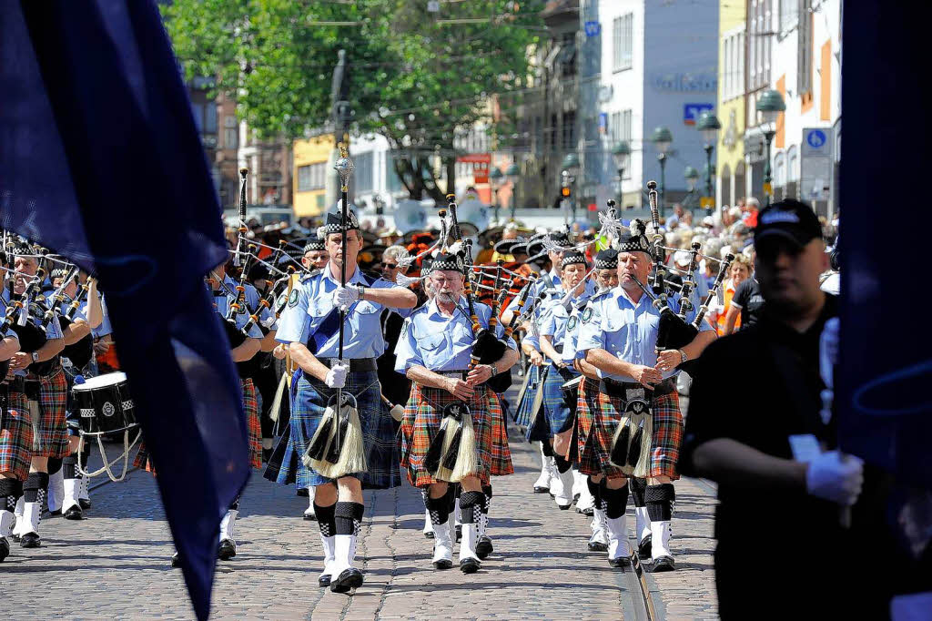 Rund 300 Musiker begeistern mehr als 25.000 Menschen in Freiburg bei einem Abstecher von Basel Tattoo.