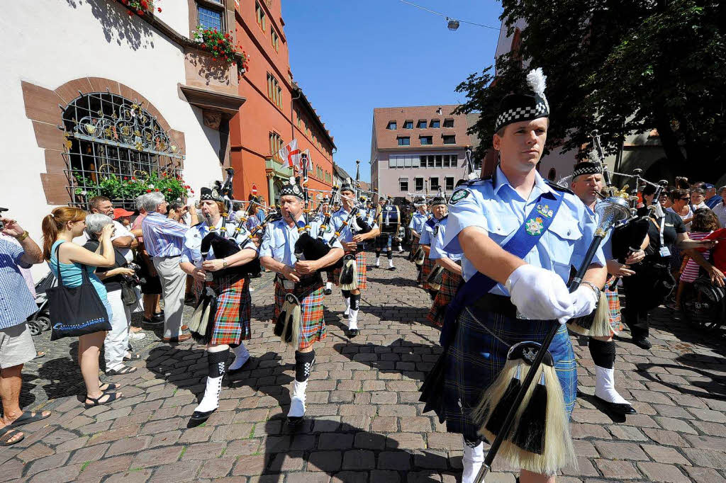 Rund 300 Musiker begeistern mehr als 25.000 Menschen in Freiburg bei einem Abstecher von Basel Tattoo.