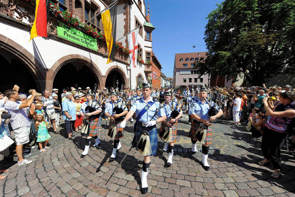 Rund 300 Musiker begeistern mehr als 25.000 Menschen in Freiburg bei einem Abstecher von Basel Tattoo.