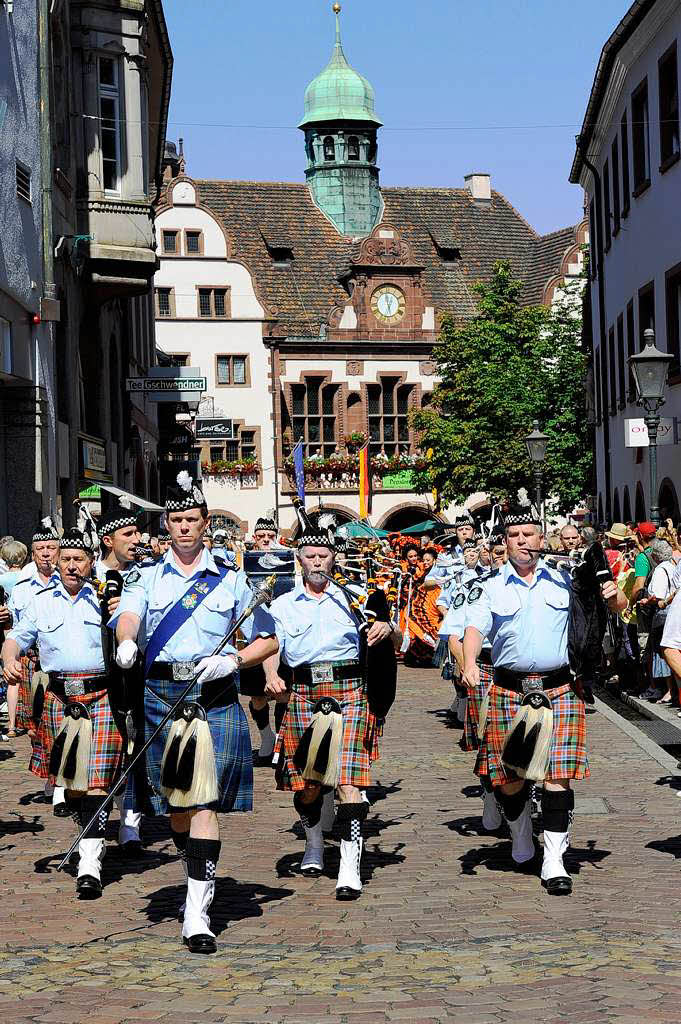 Rund 300 Musiker begeistern mehr als 25.000 Menschen in Freiburg bei einem Abstecher von Basel Tattoo.