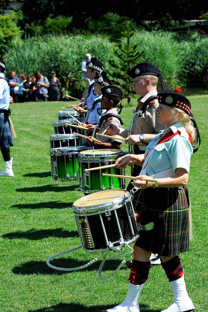 Rund 300 Musiker begeistern mehr als 25.000 Menschen in Freiburg bei einem Abstecher von Basel Tattoo.