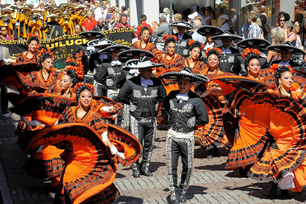 Rund 300 Musiker begeistern mehr als 25.000 Menschen in Freiburg bei einem Abstecher von Basel Tattoo.