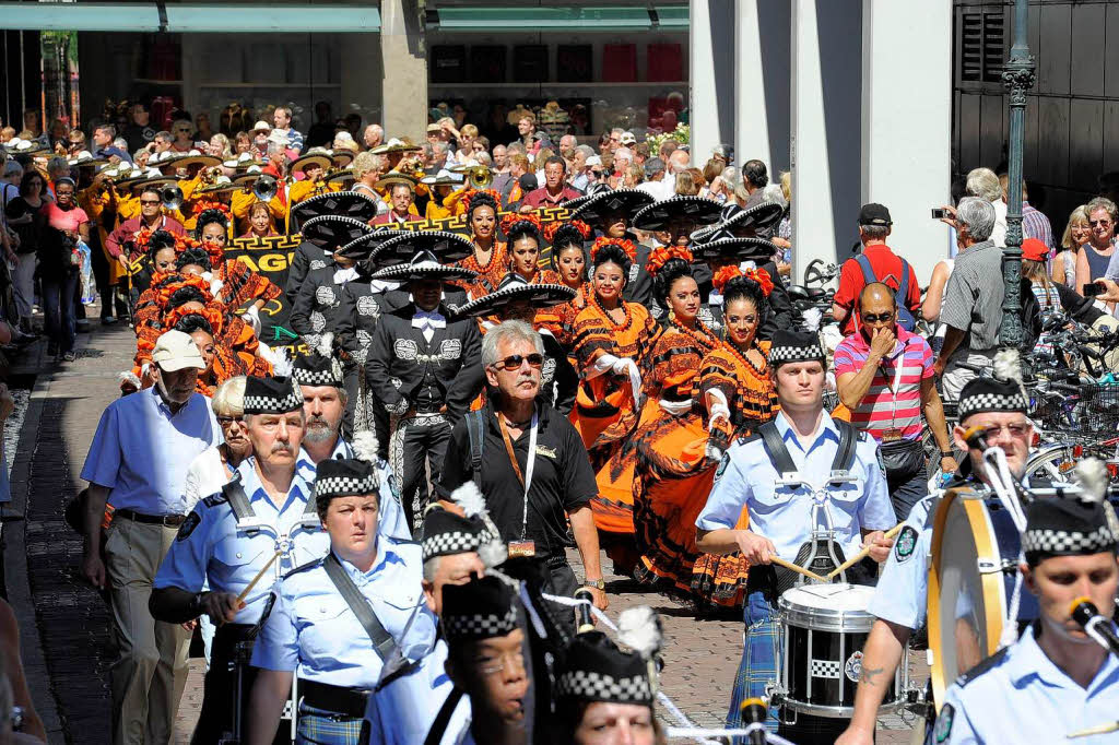 Rund 300 Musiker begeistern mehr als 25.000 Menschen in Freiburg bei einem Abstecher von Basel Tattoo.