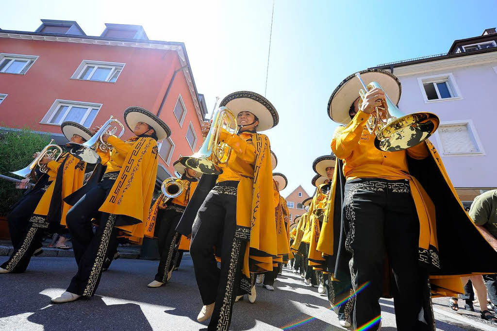 Rund 300 Musiker begeistern mehr als 25.000 Menschen in Freiburg bei einem Abstecher von Basel Tattoo.