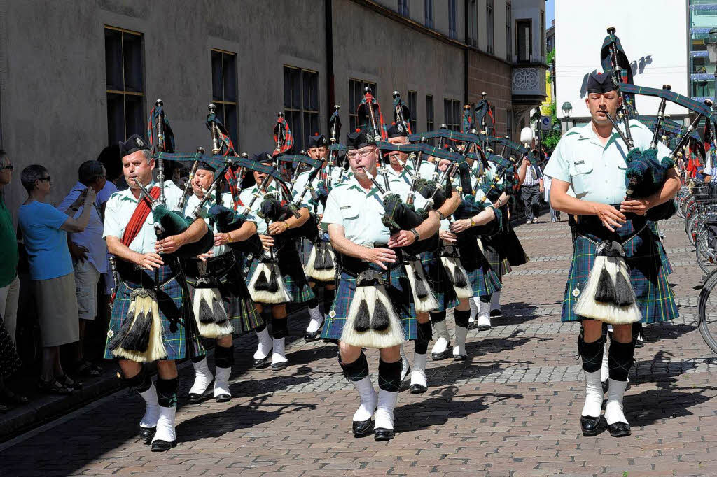 Rund 300 Musiker begeistern mehr als 25.000 Menschen in Freiburg bei einem Abstecher von Basel Tattoo.