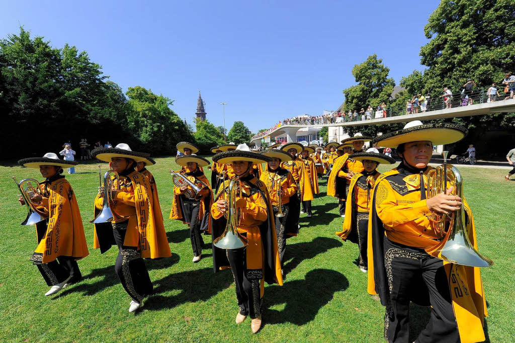 Rund 300 Musiker begeistern mehr als 25.000 Menschen in Freiburg bei einem Abstecher von Basel Tattoo.