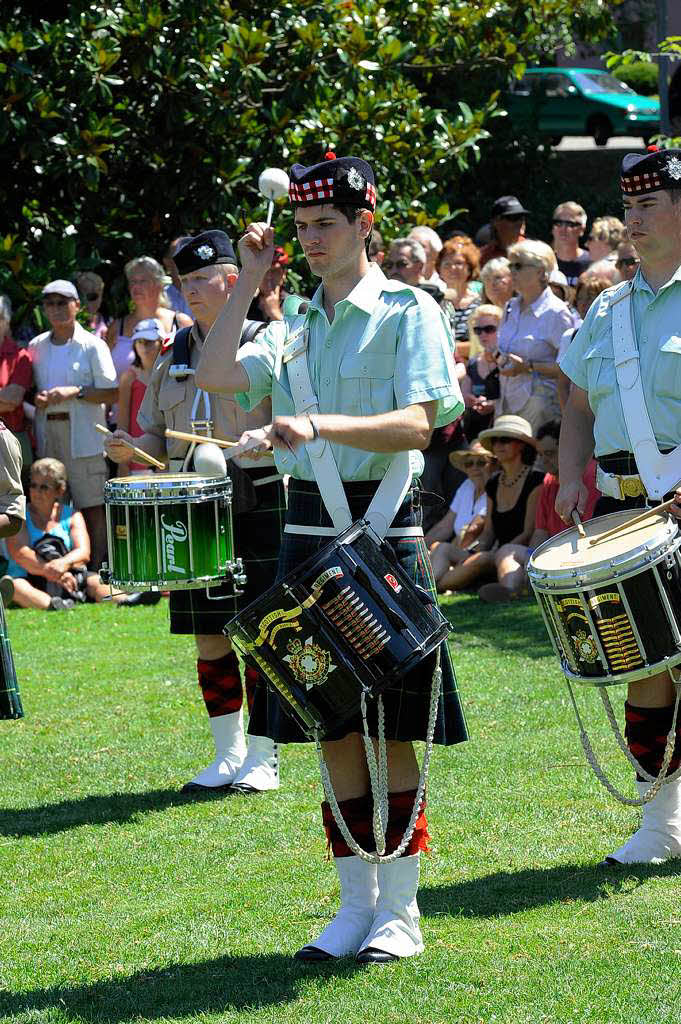 Rund 300 Musiker begeistern mehr als 25.000 Menschen in Freiburg bei einem Abstecher von Basel Tattoo.